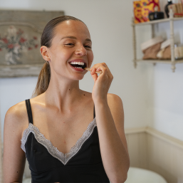 Femme qui utilise notre Dentifrice Solide à Croquer - 100 pastilles - Savonnerie des Collines