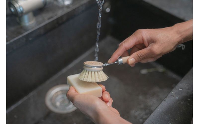 Tout ce que vous devez savoir sur notre savon vaisselle solide enrichi au bicarbonate de soude et parfumé au citron basilic Tout ce que vous devez savoir sur notre savon vaisselle solide enrichi au bicarbonate de soude et parfumé au citron basilic